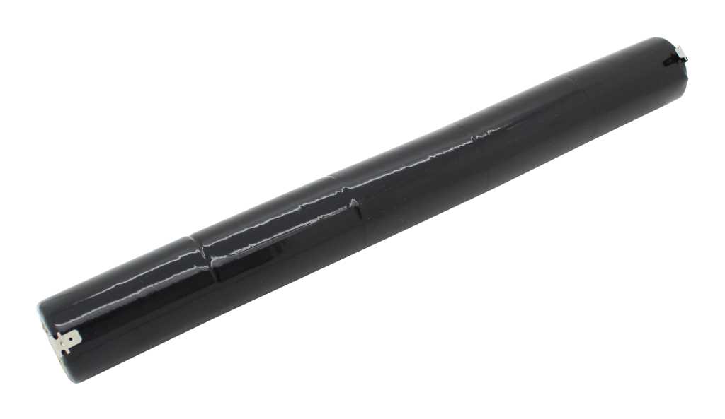 Schwarzer zylindrischer Akkupack mit zwei Metallanschlüssen an den Enden, freigestellt auf weißem Hintergrund