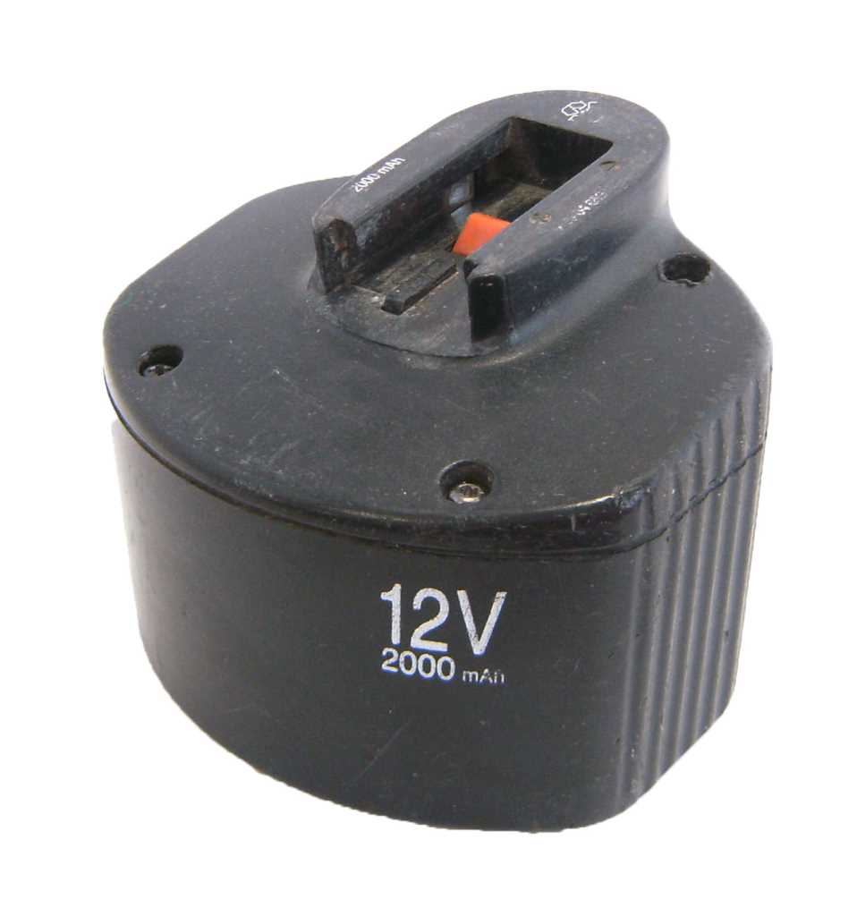 Schwarzer Werkzeugakku mit Aufdruck 12V 2000 mAh und Steckkontakt oben mit rotem Verriegelungsschieber