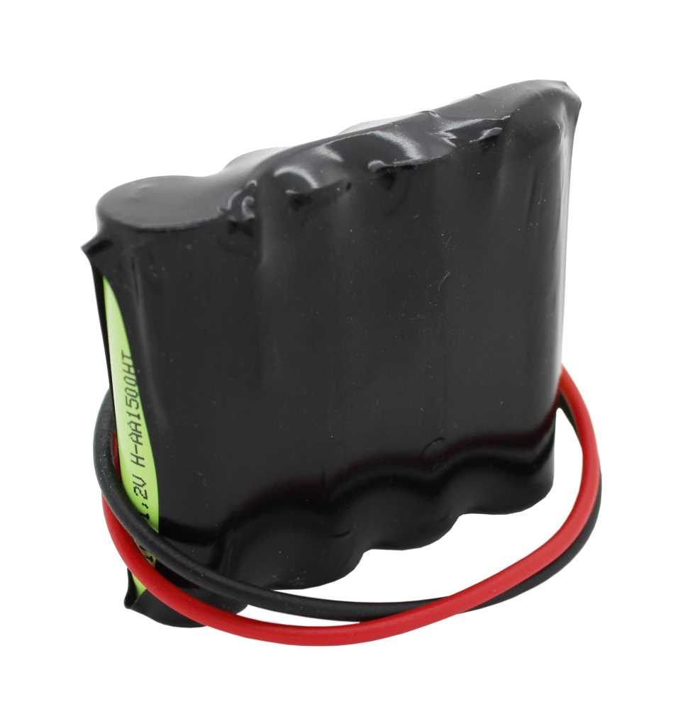 Schwarzes, schrumpfverpacktes Akkupack mit sichtbarer grüner Zelle und roten sowie schwarzen Kabeln auf weißem Hintergrund