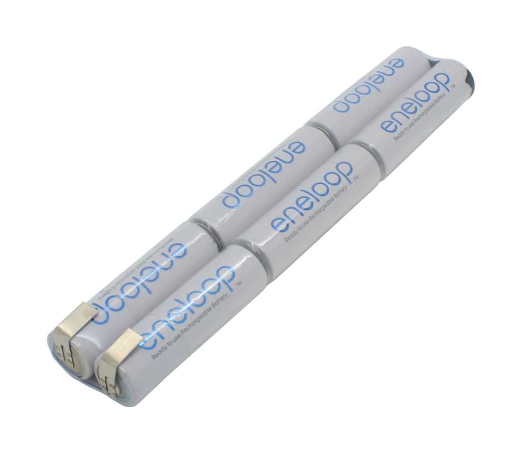 Sechs zylindrische Akkuzellen in zwei Reihen, mit blauem Aufdruck und Metalllaschen an den Enden