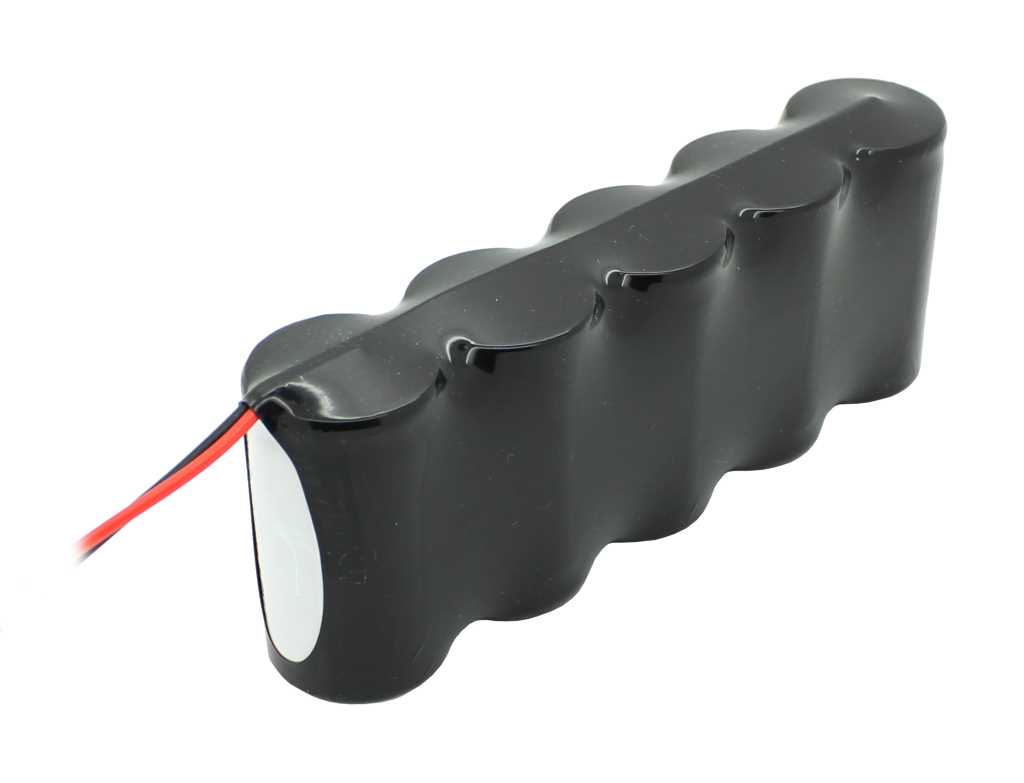 Schwarzer Akkupack aus fünf zylindrischen Zellen mit rotem und schwarzem Kabel an einem Ende